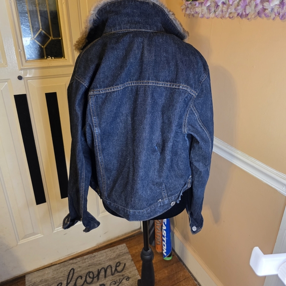 Denim Levis Jacket with Faux Fur Collar - Picture 4 of 8